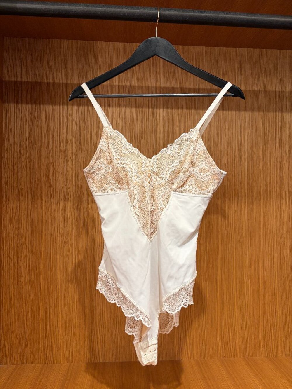 Pinsy Sculpting Lace Shapewear Bodysuit